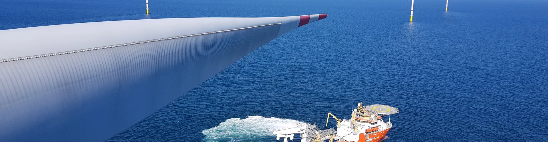 Wind turbine blade with offshore support vessel.