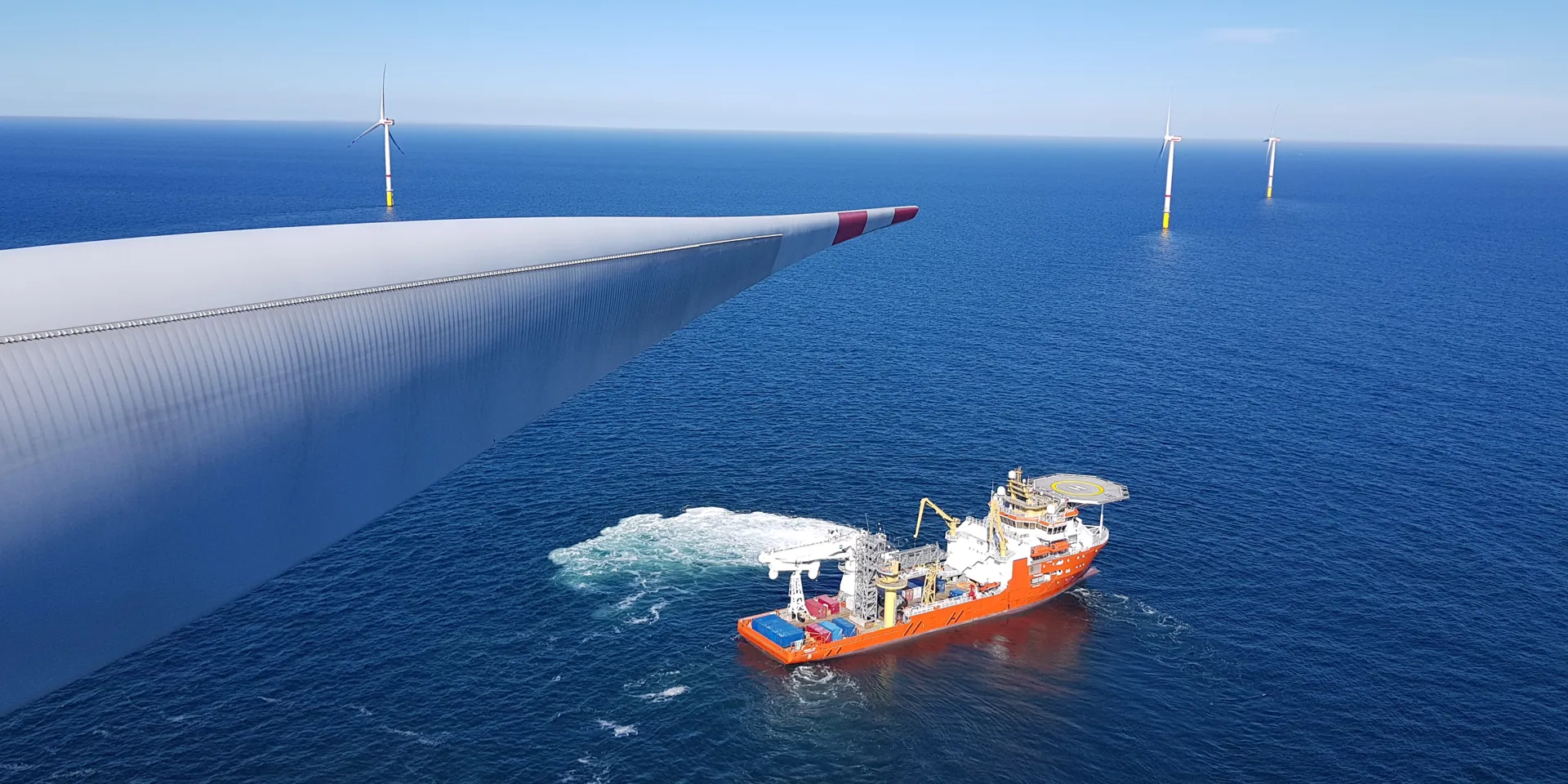 Wind turbine blade with offshore support vessel.