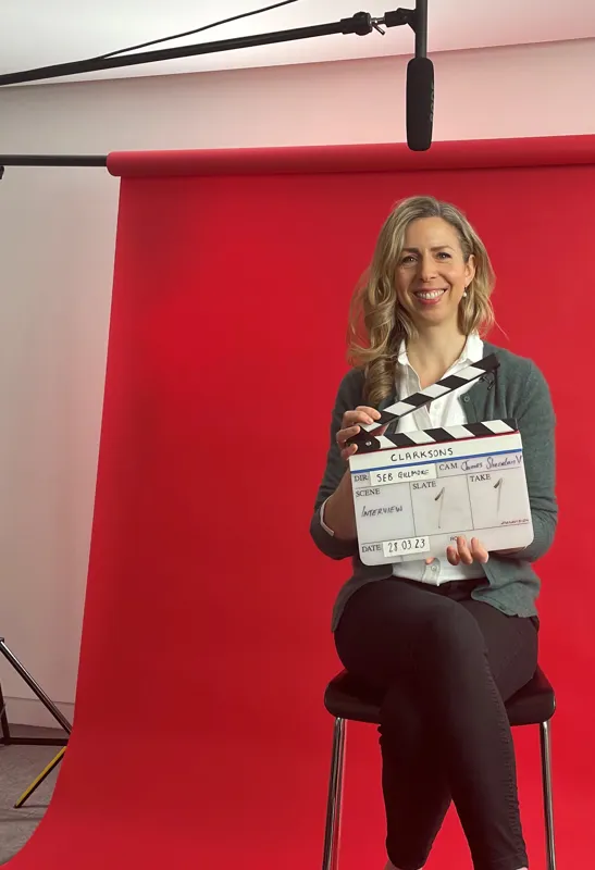 TakeoverModule.BackgroundImageAriaLabel